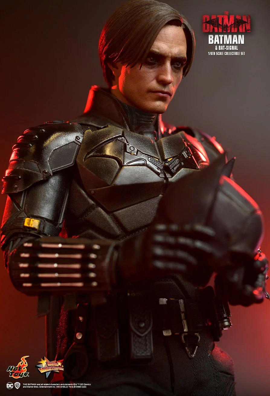 MMS641 - The Batman - 1/6th scale Batman and Bat-Signal Collectible Set - Image 3