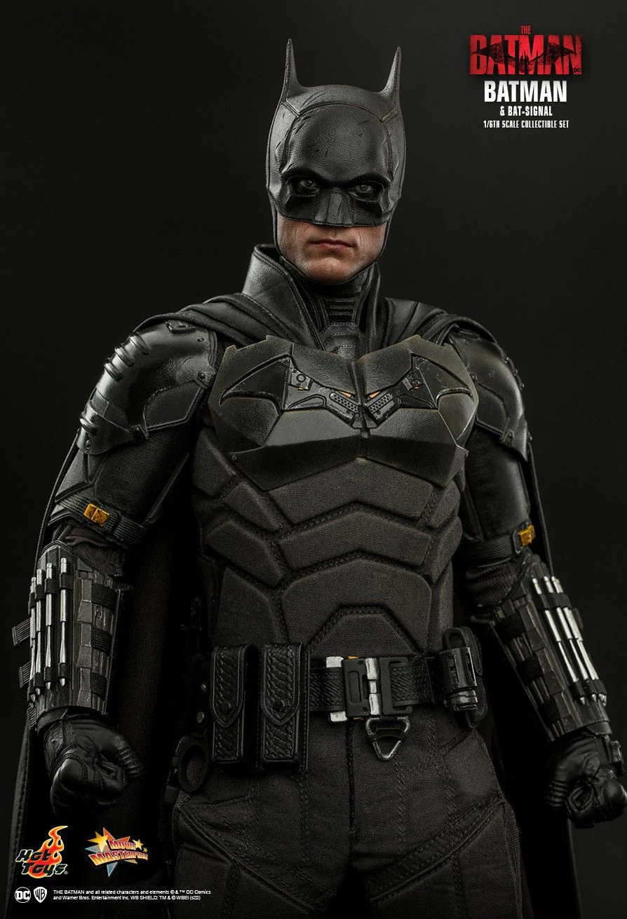 MMS641 - The Batman - 1/6th scale Batman and Bat-Signal Collectible Set - Image 4