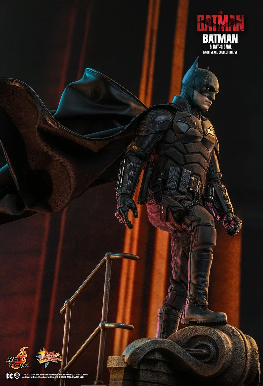 MMS641 - The Batman - 1/6th scale Batman and Bat-Signal Collectible Set - Image 5