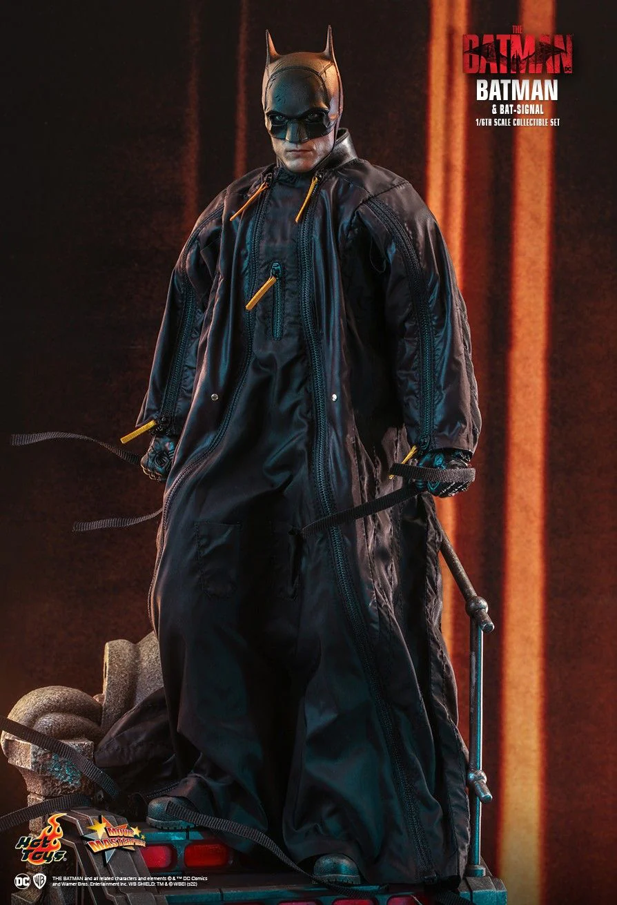 MMS641 - The Batman - 1/6th scale Batman and Bat-Signal Collectible Set - Image 6