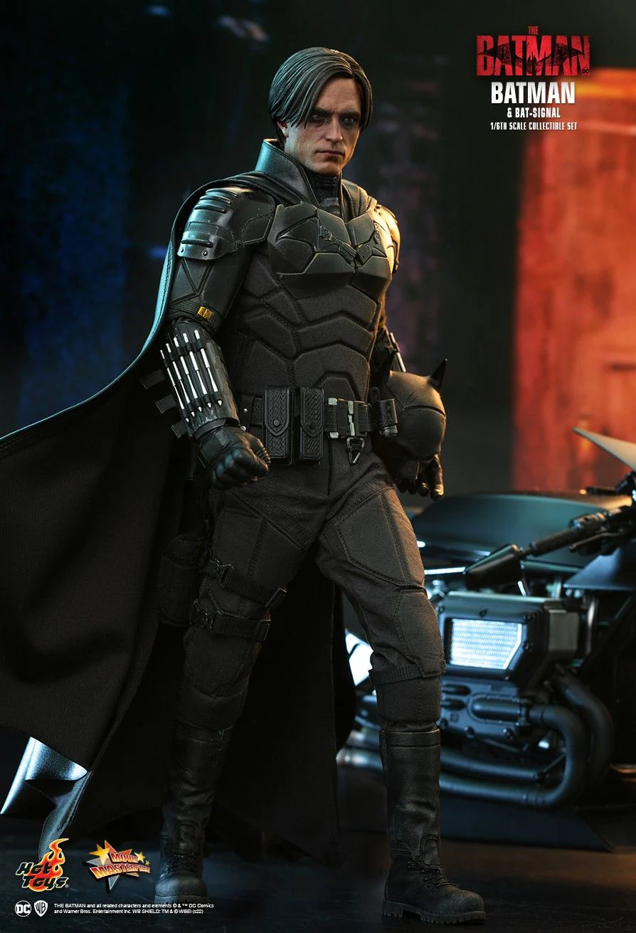 MMS641 - The Batman - 1/6th scale Batman and Bat-Signal Collectible Set - Image 7