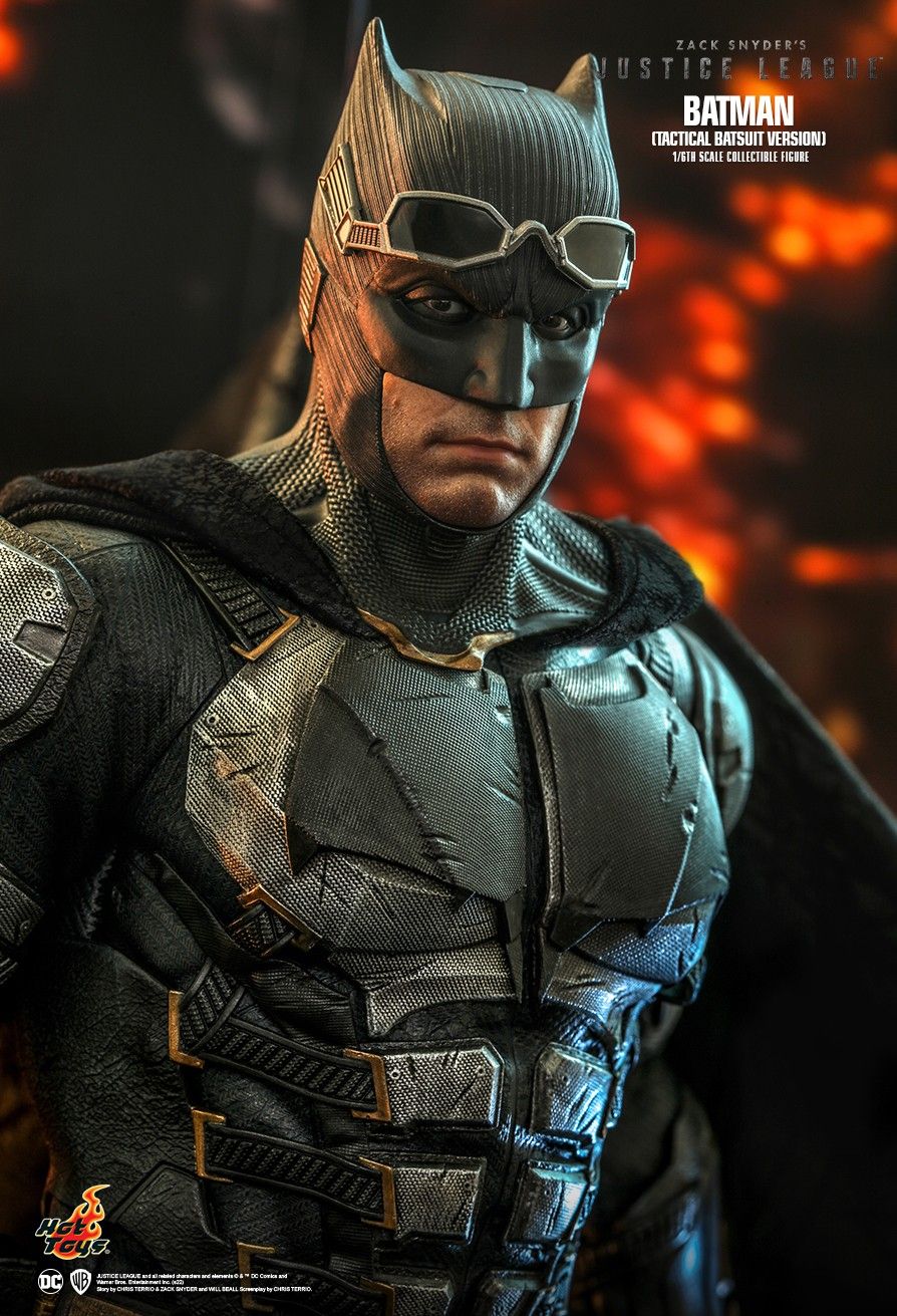 TMS085 - 1/6th scale Batman (Tactical Batsuit Version) - Image 9